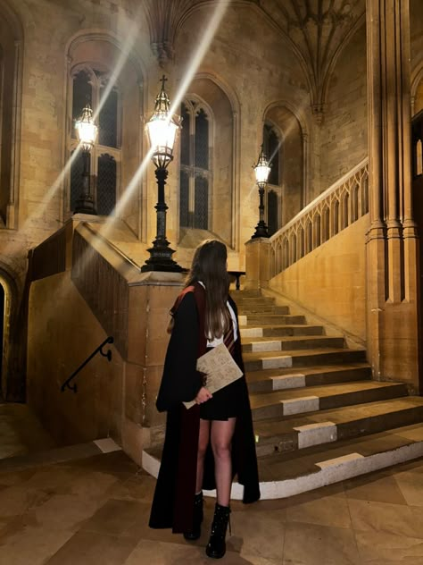 Going To Hogwarts Aesthetic, Harry Potter Aesthetic Outfits Gryffindor, Harry Potter Fan Aesthetic, Harry Potter Girl Aesthetic, Hogwarts Outfit Ideas, Hogwarts Girl Aesthetic, Pink Harry Potter Aesthetic, Oxford Student Aesthetic, Hogwarts Photoshoot