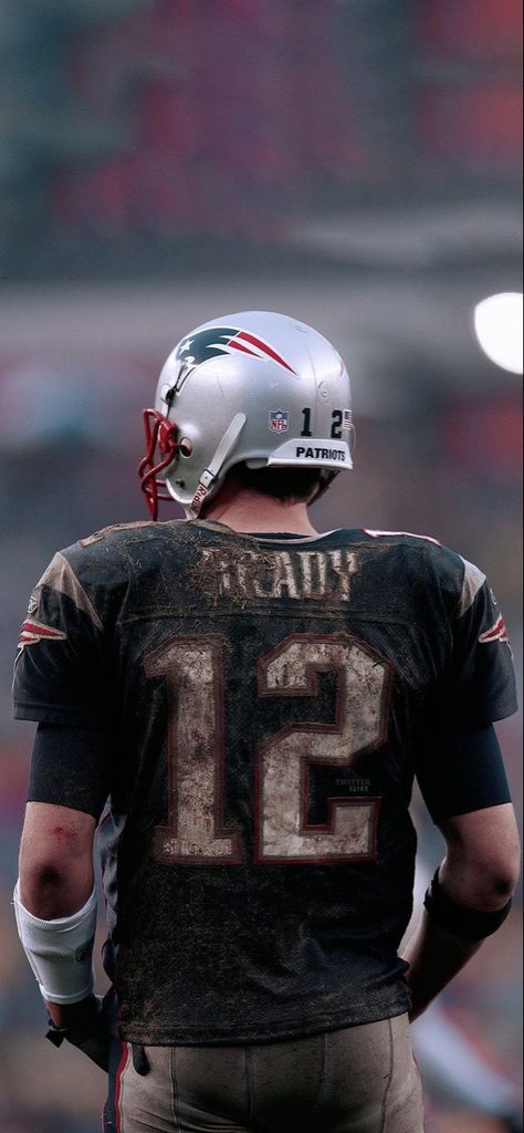 Tom Brady Wallpaper New England Patriots, Tom Brady Patriots Wallpaper, Tom Brady Aesthetic, Quarterback Wallpaper, Nfl Players Aesthetic, Futbol Americano Aesthetic, Nfl Players Wallpaper, Nfl Wallpaper Aesthetic, Aesthetic Football Wallpaper