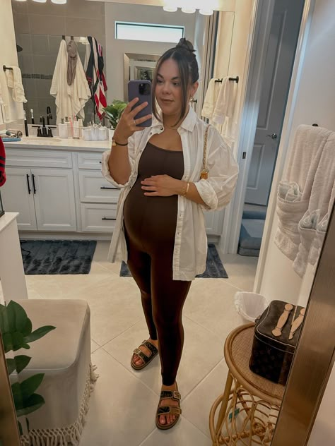 #maternity #maternitystyle #fashion Pregnant At Work Outfit, Maternity Brunch Outfit, Cozy Maternity Outfits, Pregnant Thanksgiving Outfit, Pregnant Fall Outfits, Classy Maternity Outfits, Fall Pregnancy Outfits, Pregnant Fits, Summer Maternity Outfits