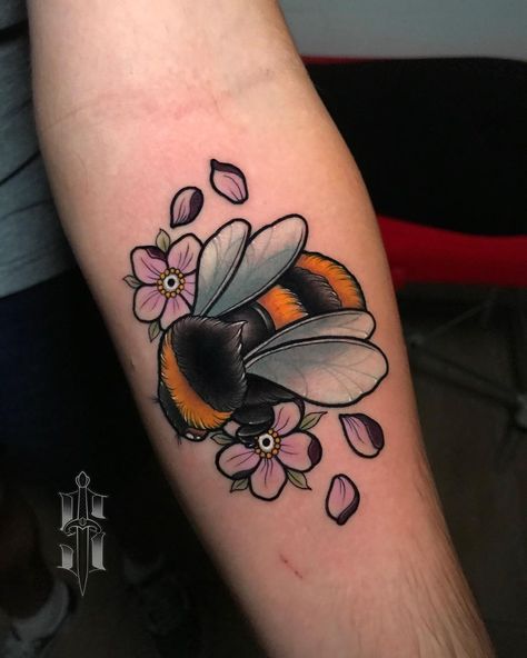 New School Bumble Bee Tattoo, Neo Traditional Bumble Bee Tattoo, Neo Traditional Bee Tattoo, Unique Ankle Tattoos, Traditional Tattoo Animals, Colorful Rose Tattoos, Rose Tattoo On Ankle, Queen Bee Tattoo, Tattoos Ideas For Women