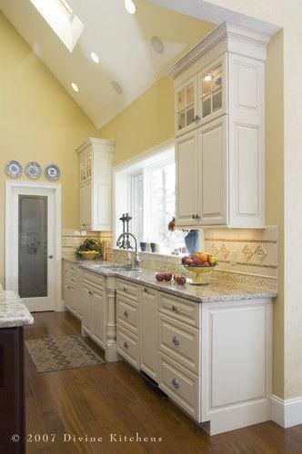 Yellow Kitchen Walls, Yellow Kitchen Designs, Trendy Kitchen Colors, Kitchen Wall Colors, Kitchen Paint Colors, Yellow Kitchen, Yellow Walls, Interior Modern, Kitchen Paint