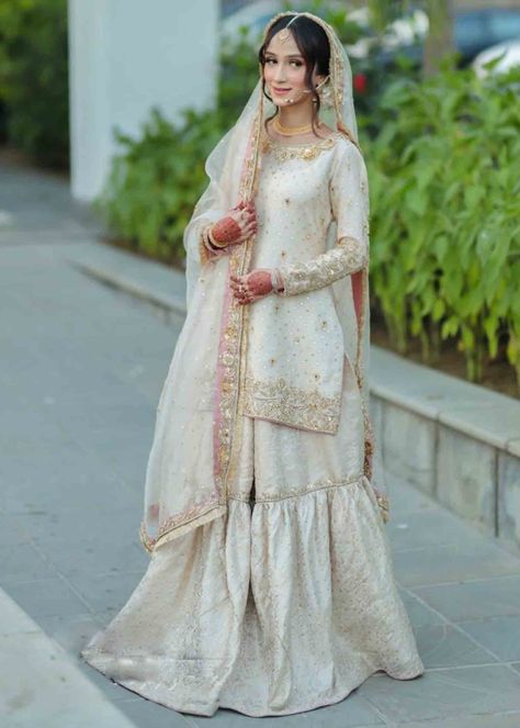 White And Gold Nikkah Dress, Banarsi Gharara Designs, White Garara Dress, Pink Pakistani Bridal Dress, Nikah Dress Pakistani, White Nikkah Dress, White Gharara, Simple Mehndi Dresses, Garara Dress