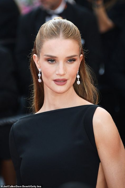 Evening Jewelry Formal, Rosie Huntington Whiteley Hairstyles, Black Gown Hairstyle, Long Black Dress Hairstyles, Straight Hair Bride Hairstyles, Parted Half Up Half Down Hair, Black Gown Makeup Look, Sleek Half Up, Half Do Hairstyle