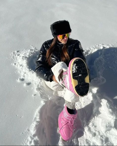 Pink Moon Boots Outfit, Moonboot Outfit, Pink Moon Boots, Snow Vibes, Winter Photo Ideas, Moon Boots Outfit, Snow Fits, Ski Pics, Ski Aesthetic