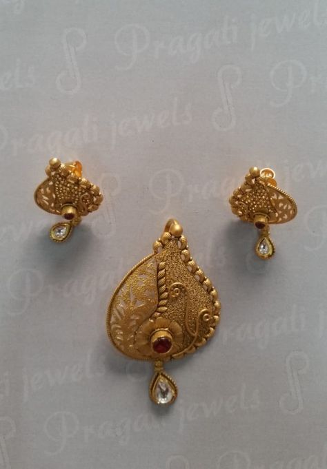 Gold Pandal Set Design, Pendant Designs, Bridal Jewelry Vintage, Antique Jewellery Designs, Gold Necklace Indian Bridal Jewelry, Real Gold Jewelry, Antique Jewelry Indian, Gold Jewelry Sets, Antique Gold Jewelry