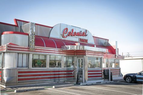 Built in the mid-1950s by Mountain View Diner Company, the Colonial in Lyndhurst retains the look of the period. Keep an eye peeled for this recurring special: shrimp salad on a roll with bacon, avocado, fresh spinach and tomato slices, with a cup of clam chowder on the side. It’s a winner. 90s Diner Exterior, 1950s Buildings, Retro Diner Exterior, Diner Architecture, Diner Exterior, 60s Diner, Retro Buildings, Modern Diner, Classic American Diner