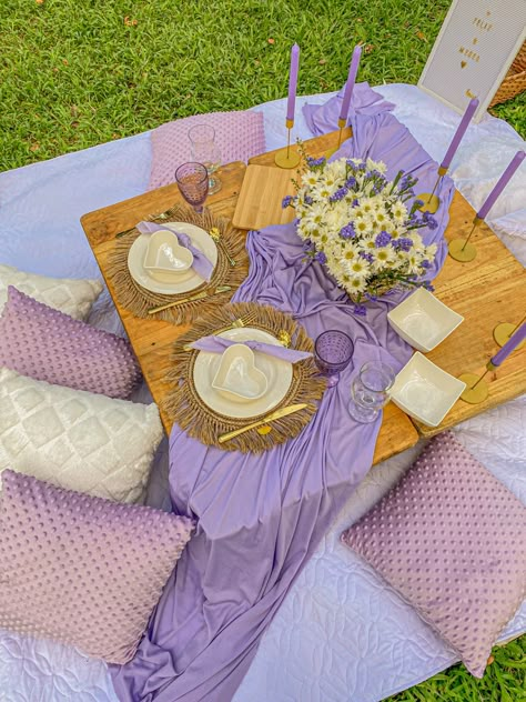 Picnic Aesthetic Purple, Purple Outdoor Party, Purple Picnic Aesthetic, Lavender Picnic, Purple Picnic, Pink Birthday Party Decorations, Picnic Party Decorations, 17 Birthday Cake, Purple Birthday Party