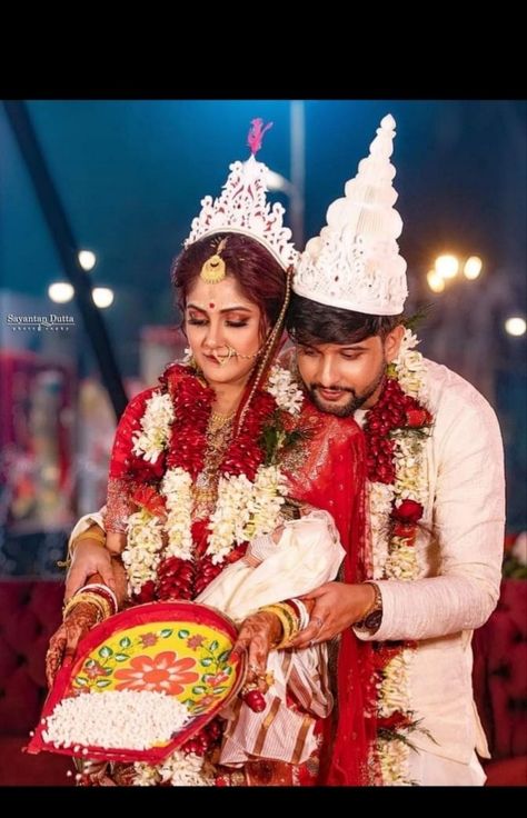 Trina Saha, Traditional Wedding Photos, Indian American Weddings, Indian Wedding Pictures, Bridal Art, Indian Wedding Poses, Bengali Bridal Makeup, Bride Photos Poses, Marriage Photography