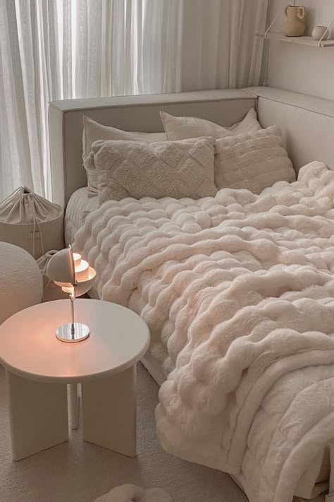 Vanilla Room, Aesthetic Cozy Bedroom, Minimalist Dorm, Cute Bedrooms, Luxury Room Bedroom, Dream Bedroom Inspiration, Luxury Room, Aesthetic Room Ideas, Cute Rooms