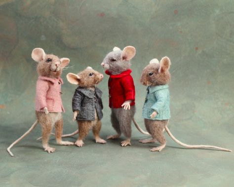 Needle felted mice by squirrelredhandmade.etsy.com/ Felted Knitting, Needle Felted Mice, Felted Mice, Felt Mice, Needle Felted Mouse, Mouse Crafts, Needle Felting Diy, Mouse House, Pet Mice