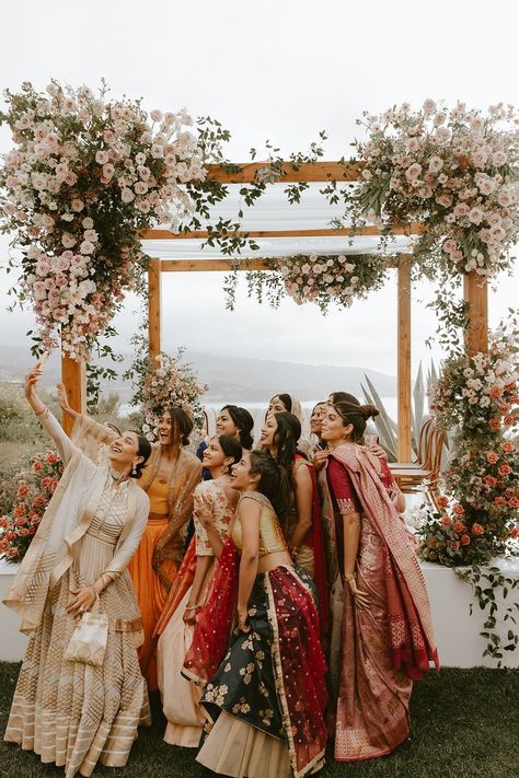 Indian Rustic Wedding, Indian Minimalist Wedding, Vedic Wedding, Indian Barn Wedding, Wedding Mandap Outdoor, Fall Indian Wedding Outfits, Outdoor Wedding Indian, Indian Wedding Simple, Indian Wedding Outside