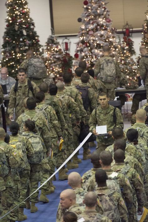 Mass exodus of Soldiers in training go home for holidays | Article | The United States Army Military Office, Fort Benning, Army Usa, Army Training, Usa Army, Airport Pictures, D Day Landings, Business Card Design Creative, Staff Sergeant