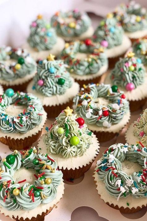 50+ Easy Christmas Cupcakes Ideas to Celebrate this Holiday Season | momooze.com Jul Kaka, Easy Christmas Cupcakes, Christmas Wedding Decor, Christmas Cupcakes Recipes, Holiday Cupcakes, Cupcakes Decorados, Christmas Cakes, Wedding Decor Inspiration, Christmas Cupcakes