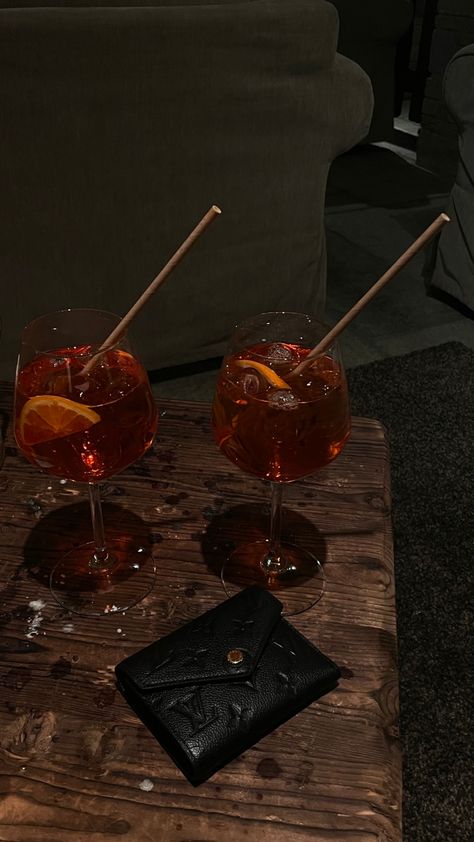 Aesthetic Aperol Spritz, Dark Academia Cocktail, Cocktail Night Aesthetic, Cocktail Aesthetic Night, Dark Restaurant Aesthetic, Girl Night Aesthetic, Dark Academia Girls, Aperol Spritz Aesthetic, Spritz Aesthetic