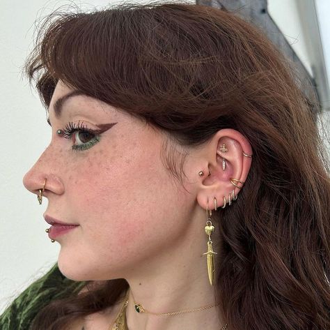 This rook piercing earring is so attractive and eye-catching, definitely a must-have! When you wear it, it immediately turns out to be a sword shape. There are also some CZs on the barbell, which make it shiny and stylish. Pirate Piercings, Elf Piercings, Piercings Upper Lobe, Stacked Earlobe Piercing, Belly Button Piercing Ring, Chandelier Piercing, Ear Piercing Designs, Vertical Industrial Piercing, Gold Eyebrow Piercing