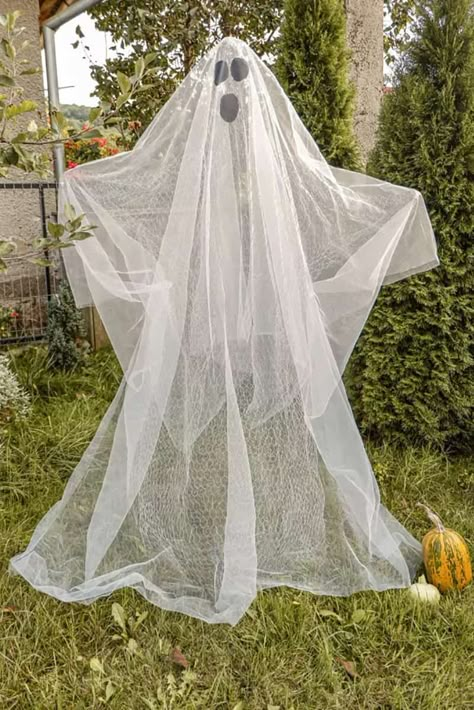 Chicken Wire Ghosts Glow In The Dark, Chicken Wire Ghost, Wire Ghosts, Halloween Imagem, Cheesecloth Ghost, Scary Halloween Decorations Outdoor, Scary Halloween Decorations Diy, Ghost Dresses, Halloween Ghost Decorations