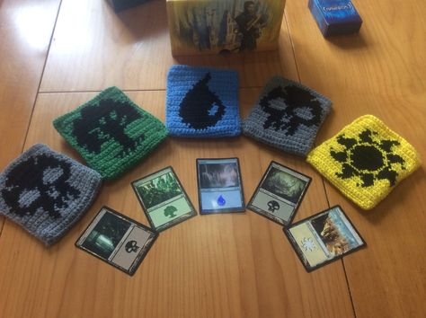 Mtg magic the gathering crochet cases. Geek Diy, Crochet Case, Diy Crafts For Gifts, Diy Knitting, Crochet Purses, Loom Knitting, Magic The Gathering, The Gathering, Yarn Crafts