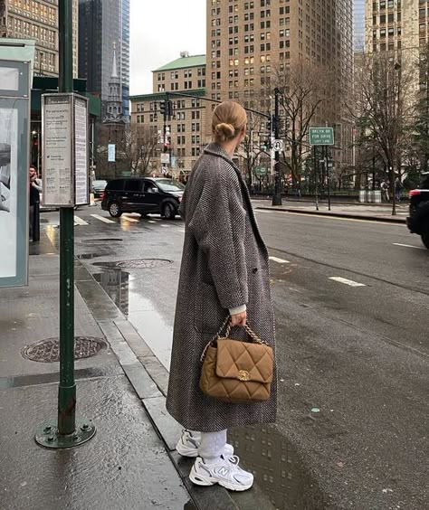 Marie Von Behrens, Mode Dope, Chanel 19 Bag, Girl Aesthetics, New Balance Outfit, Paris Vibes, Street Style Bags, Chanel 19, Italy Fashion