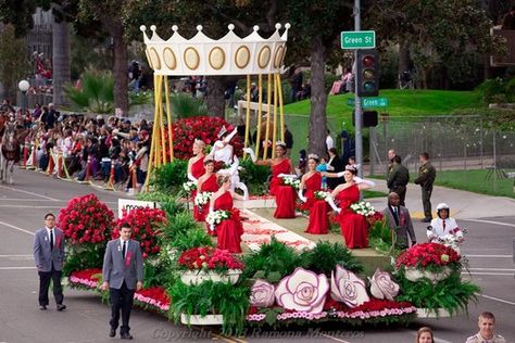 Macy's Queen & Royal Court Parade Float Ideas, Parade Float Decorations, Rose Bowl Parade, Pageant Queen, Queen Royal, Parade Ideas, Floating Decorations, Christmas Pageant, Rose Parade