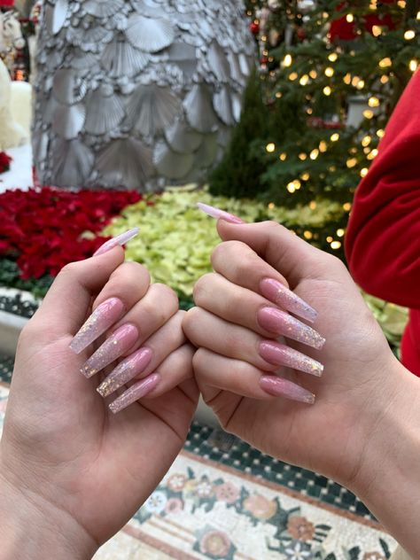 Glitter Nail Colors, Glittery Acrylic Nails, Christmas Party Fashion, New Years Nails, New Years Nail Art, New Years Nail Designs, Look Sophisticated, Nail Color Trends, Hello Fashion