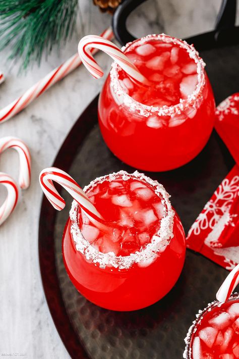 Candy Cane Infused Vodka - #holiday #cocktail #vodka #eatwell101 #recipe -Sweet and minty, make this candy cane infused vodka and get into the holiday spirit! - #recipe by #eatwell101 Candy Cane Cocktail Recipe, Christmas Cocktails Vodka, Easy Holiday Cocktails, Cocktail Vodka, Christmas Drinks Recipes, Vodka Lime, Christmas Cocktail Party, Christmas Main, Candy Drinks