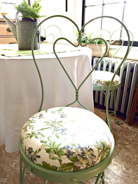 How To Reupholster Bistro Chairs Reupholster Dining Room Chairs, Vintage Metal Chairs, Bistro Chairs Outdoor, Metal Bistro Chairs, Garden Chairs Metal, Chair Redo, Bistro Furniture, Iron Chair, Backyard Diy