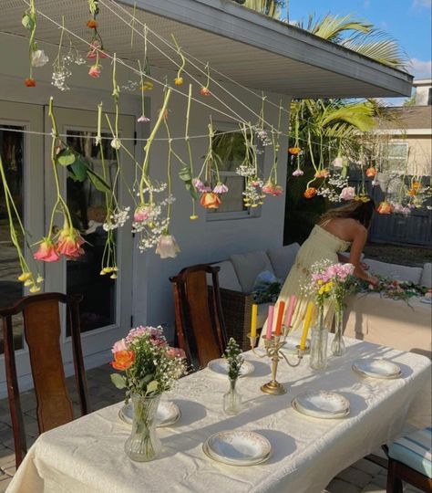 Birthday Garden Party Aesthetic, Cute Garden Birthday Party, Galentines Aesthetic Vintage, Hanging Flowers Picnic, Summer Garden Party Ideas Decor, Spring Dinner Party Ideas, Patio Dinner Party Decor, Birthday Garden Party Ideas Decoration, Garden Party Hanging Flowers