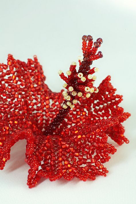 Beaded red hibiscus Contemporary Beadwork, Flower Beading, Beading Art, Weaving Ideas, Bead Tutorials, Bead Flower, Red Hibiscus, Beaded Leaf, Seed Bead Tutorial