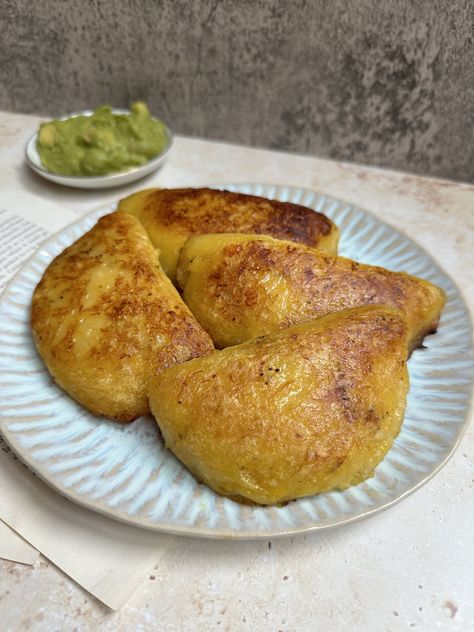 Plantain Empanadas Cheese, Cheesy Plantain Empanadas, Plantain Empanadas, Jamaican Meals, Mashed Plantains, Baked Plantains, 3 Ingredient Recipe, Ecuadorian Food, Plantain Recipes