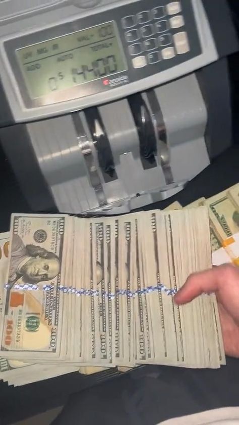 Money On Counter, Safe Full Of Money, Counting Money Aesthetic Video, People Spreading Money, Instagram Money Making, Money And Motivation, Money Live Wallpaper, How To Get More Money, Fedex Money Package