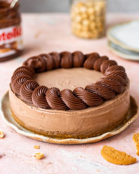 This no-bake nutella cheesecake is just that dessert. It is creamy, airy, super silky, and a treat for both your taste buds and your eyes! Nutella Cheesecake Recipes, Nutella Cream Cheese, Bake With Shivesh, Quick Cheesecake, Cake With Nutella, Cheesecake Decoration, No Bake Nutella Cheesecake, Cheesecake No Bake, Nutella Cheesecake