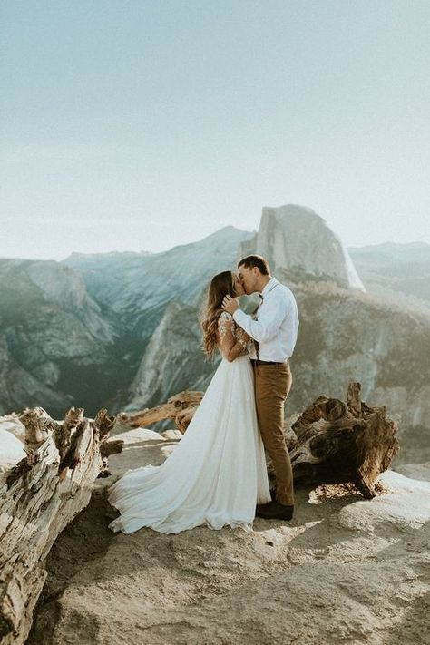 National Park Wedding Venues, Micro Wedding Ceremony, Yosemite Photography, Park Wedding Photos, Mountain Wedding Ideas, Elopement Photoshoot, Elopement Photo Ideas, Micro Wedding Ideas, Elopement Wedding Dress