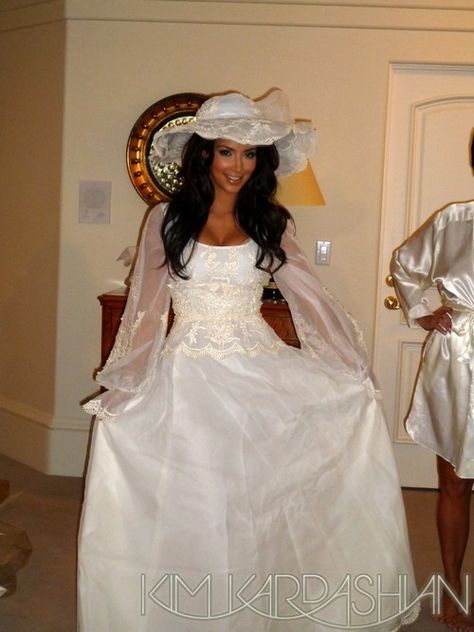 Kim Kardashian wearing Kris Jenner's first wedding dress [to Robert Kardashian]. Kim Kardashian Wedding Dress, Celebrity Wedding Gowns, Kim Kardashian Images, Kardashian Wedding, Kim Kardashian Wedding, Mom Wedding Dress, Weddings Dresses, Marriage Dress, Purple Wedding Dress