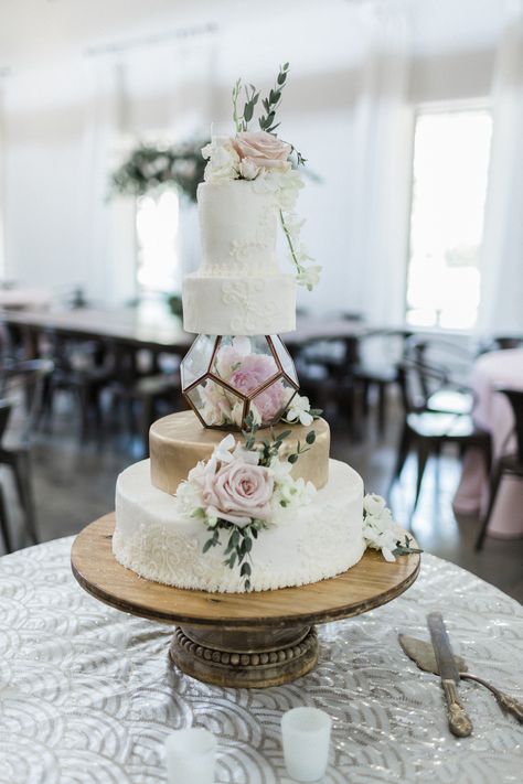 Wedding GLAM!! We just love the incorporation of geometric pieces as beautiful tiers in a cake, and Brooke's glass and gold bling was the perfect pretty addition! Wedding Cake With Glass Tier, Wedding Glam, 50th Anniversary Party, Cake Table Decorations, Floral Wedding Cakes, Modern Wedding Cake, Grooms Cake, Glam Wedding, Cake Table