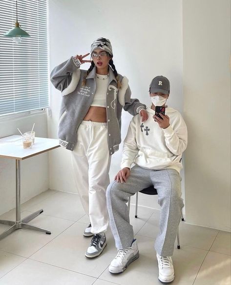 Couple Wearing Matching Clothes, Couples Matching Color Outfits, Coordinates Outfits Couple, Couples Color Coordinating Outfits, Male And Female Matching Outfits, Color Cordinate Outfit Couple, Couple Streetwear Outfits, Matching Outfit Ideas For Couples, Outfits Twins Novios