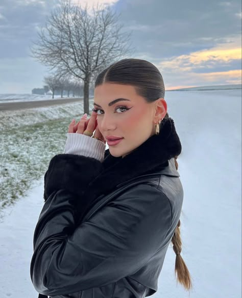 Karda Poz, Winter Vacation Aesthetic, Cold Makeup Look, Big Bear Trip, Winter Poses, Cold Makeup, Snow Vacation, Winter Baddie, Winter Holiday Outfits