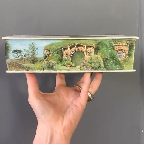 Lord Of The Rings Bookshelf, Foreedge Book Painting, Foredge Painting, Lotr Crafts, Fore Edge Painting, Book Wings, Contemporary Portrait Artists, Twilight Books, Book Edges