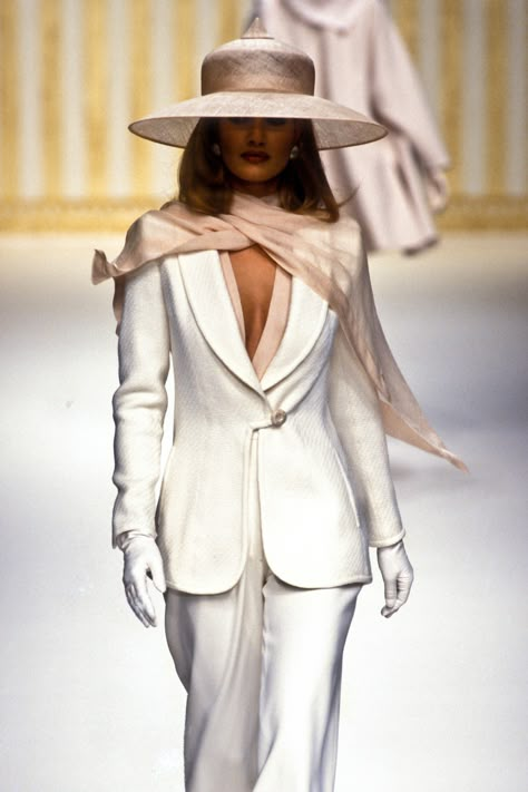 Pierre Balmain Couture Runway Show RTW S/S 1994 Iconic Runway Looks 90s, Vintage Women Suits, Elegant Runway Fashion, Women In Vintage Suits, Balmain Couture, 80s Runway, Balmain Runway, Balmain Aesthetic, Iconic Runway Looks