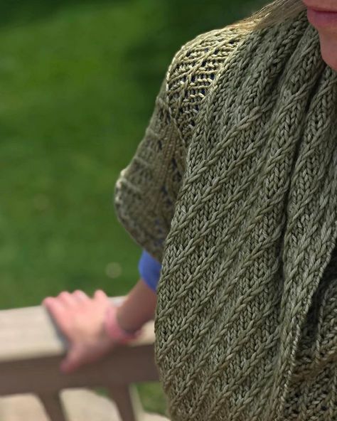 Anthem Shawl by Lizzy Knits | malabrigo Rios in Yerba Knitted Shawls Free Patterns, Knitted Shawls Free Patterns Easy, Women Knitting Patterns, Knitting Patterns For Christmas, Knitting Patterns Hats, Mittens Knitting, Knitting Patterns For Women, Women Knitting, Stitch Witchery