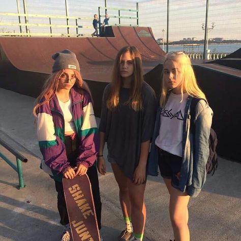 ✿*· pinterest ⇢ milkybambi Stile Ragazza Skater, Skater Fits, Skater Girl Aesthetic, Skater Girl Style, Skater Outfits, Skater Vibes, Converse Outfits, Look Grunge, Skate Girl