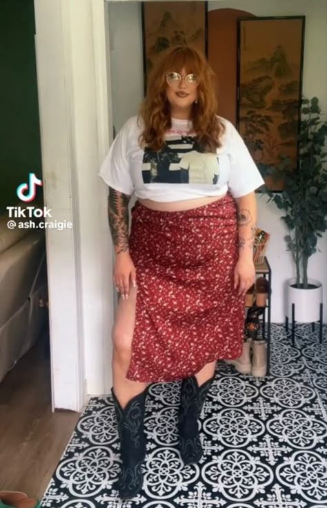 Winter Spring Outfits 2024 Plus Size, Size 26 Fashion, Red Hair Plus Size, Romantic Style Plus Size, Indie Plus Size Fashion, Plus Size Graphic Tee Outfit, Plus Size Indie Outfits, Art Girl Aesthetic Outfit, Plus Size Indie