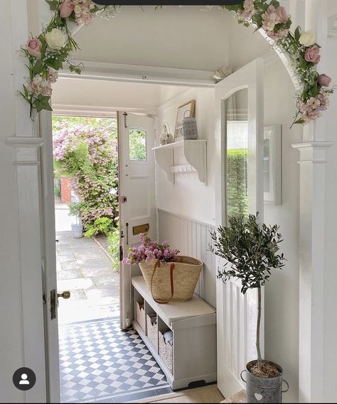 French Cottage Style, Spring House, Casa Country, Casa Vintage, Dream House Rooms, Cute House, Dream Apartment, Dream House Interior, Entry Way