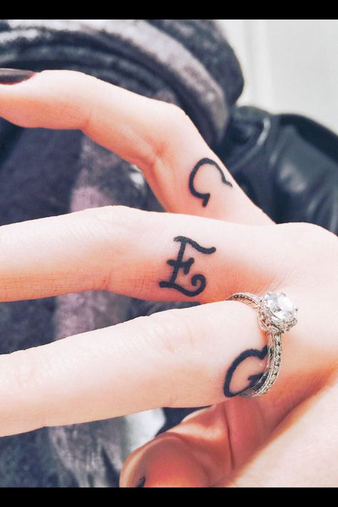 Hayley William's engagement ring is everything  #paramore #wedding #perfect Hayley Williams Tattoo, Chad Gilbert, Victory Tattoo, Ring Finger Tattoos, Initial Tattoo, Finger Tattoo, Celebrity Engagement Rings, Best Engagement Rings, Hayley Williams