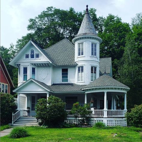 Get Inspired by the Many Styles of Victorian Homes Victorian Homes Exterior, Old Victorian Homes, Victorian Style House, Victoria House, Victorian Style Homes, White Victorian, Victorian Architecture, This Old House, Row House