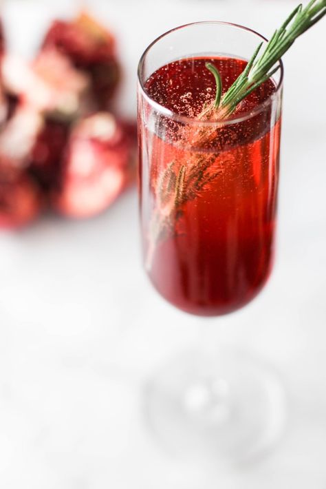 This Pomegranate Rosemary Spritzer is a fruity and herby take on a typical toast! Cranberry Champagne Cocktail, Best Christmas Cocktails, Cranberry Mimosa, Christmas Champagne, Champagne Cocktails, Vanilla Milkshake, Blueberry Juice, Festive Cocktails, Brunch Cocktails