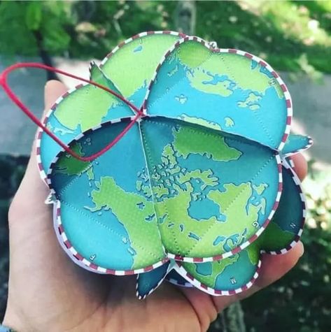 How to Make Map Ornaments and Christmas Decorations - Geography Realm Earth Ornaments Diy, Themed Christmas Decorations, Diy Map, Tree Map, Map Ornaments, Ornament Template, Human Geography, How To Make Christmas Tree, Homemade Ornaments