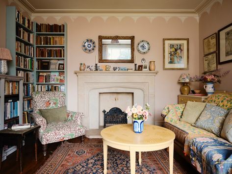 French Apartment Living Room, Bloomsbury Style, Charleston House, French Apartment, Nora Ephron, Luxe Decor, Charleston Homes, Cottage Living Rooms, Victorian House