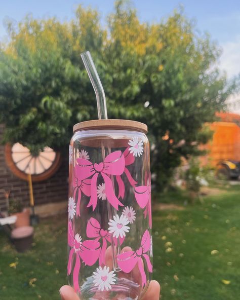 🎀🎀🎀#glasscup #glass #cricutmaker #cricutcreations #cricut #judilove #vasospersonalizados #vasosdecorados Glass Tumbler Design, Starbucks Cup Design, Starbucks Cup, Business Idea, Cute Cups, Starbucks Cups, Tumbler Design, Cup Design, Glass Tumbler