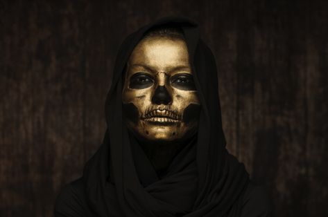 "Gold Skull" by Jacek Woźniak #fstoppers #Beauty #bodypaint #gold #Skull #Halloween #Makeup #Portrait #dark #strobist #studio Gold Skeleton Makeup, Gold Skeleton, Gothic Photography, Dark Beauty Magazine, Skeleton Makeup, Face Paint Makeup, Clown Faces, Scary Makeup, Makeup Model