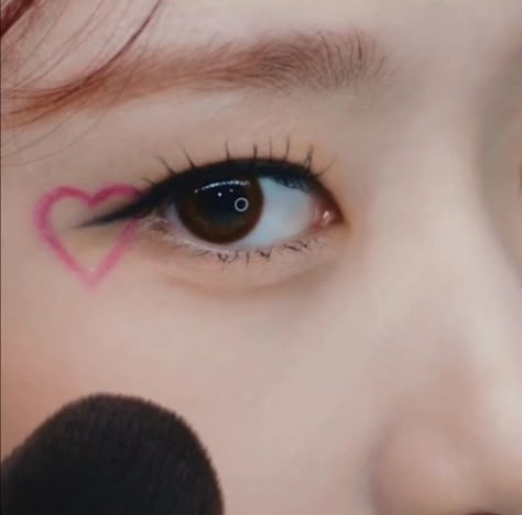 Itzy Nails, Itzy Loco, She Is The Moment, Korean Eye Makeup, Itzy Chaeryeong, Graphic Eyeliner, Cool Makeup Looks, Ethereal Makeup, Creative Eye Makeup